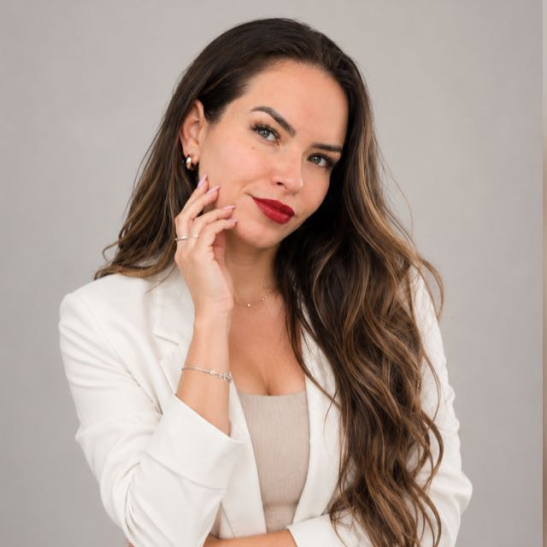 Raquel Freitas a trabalhar como Nail Designer